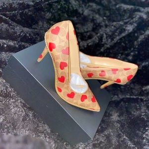 Got in the wrong size! Only tried on once, otherwise brand new.